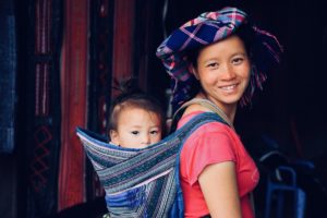 Chan, notre guide, avec sa fille de 2 ans Chan, notre guide, avec sa fille de 2 ans